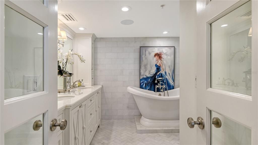 For Sale: $2,995,000 (3 beds, 3 baths, 2880 Square Feet)