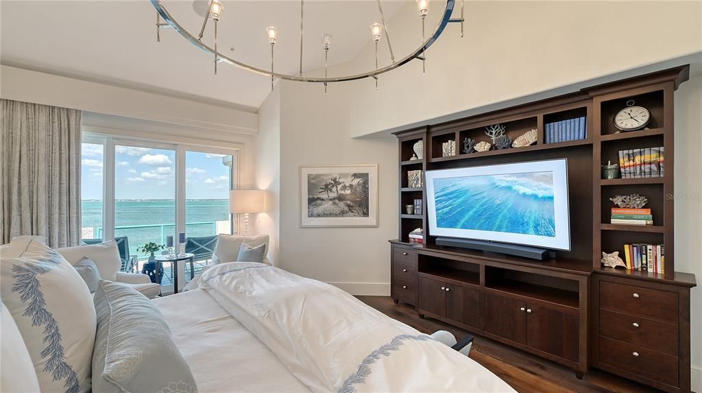For Sale: $2,995,000 (3 beds, 3 baths, 2880 Square Feet)