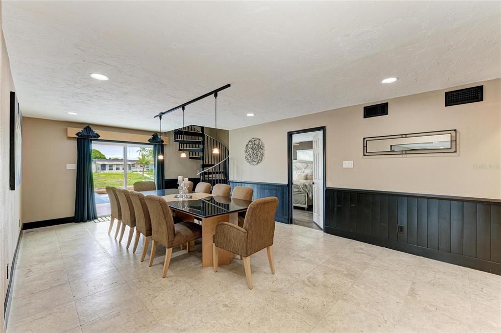 En Venta: $1,349,000 (5 camas, 3 baños, 2500 Pies cuadrados)
