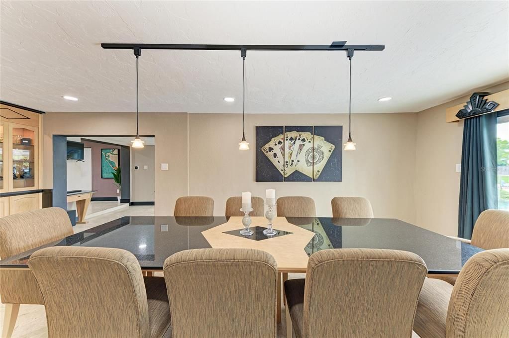 En Venta: $1,349,000 (5 camas, 3 baños, 2500 Pies cuadrados)