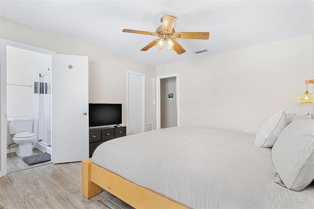 For Sale: $749,900 (5 beds, 3 baths, 2215 Square Feet)