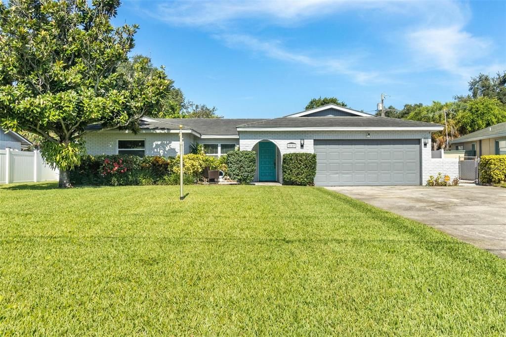 For Sale: $749,900 (5 beds, 3 baths, 2215 Square Feet)