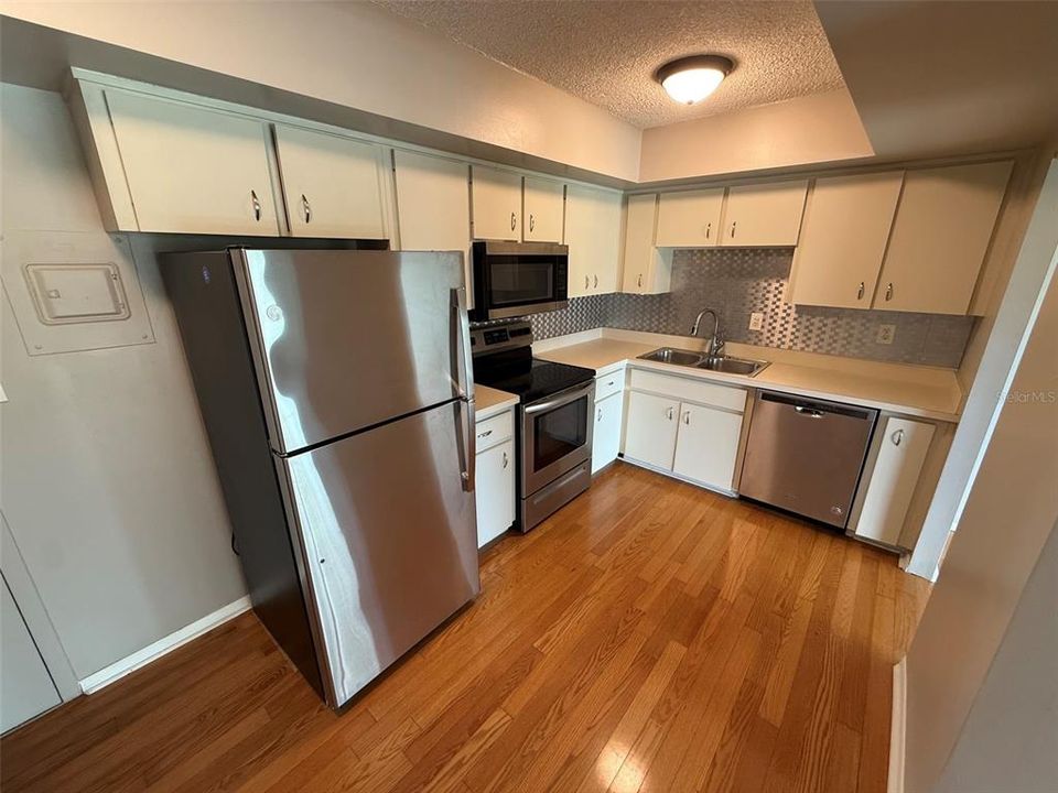 For Sale: $319,900 (1 beds, 1 baths, 840 Square Feet)