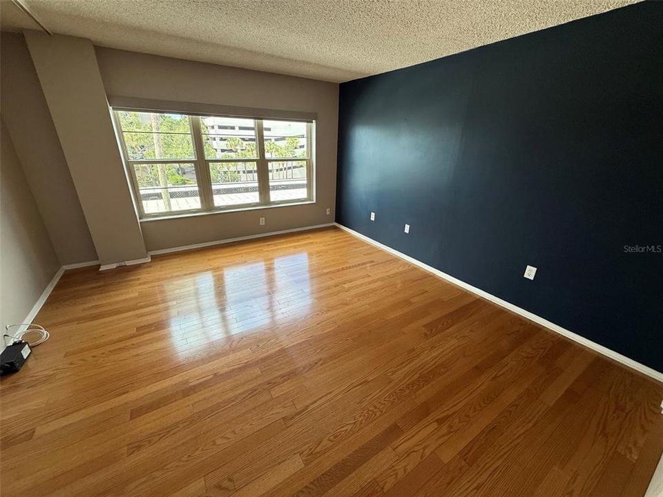 For Sale: $319,900 (1 beds, 1 baths, 840 Square Feet)
