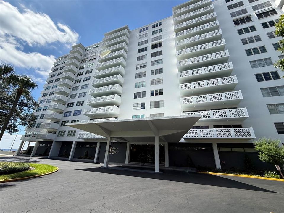 For Sale: $319,900 (1 beds, 1 baths, 840 Square Feet)