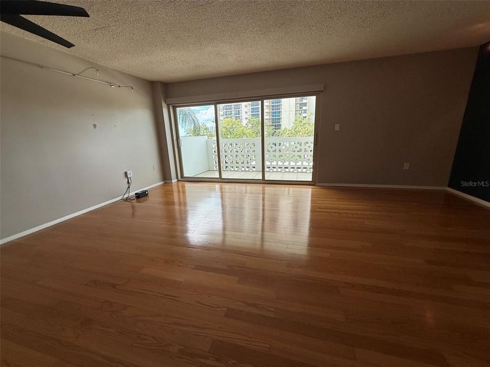 For Sale: $319,900 (1 beds, 1 baths, 840 Square Feet)