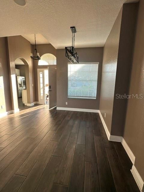 For Rent: $2,700 (3 beds, 2 baths, 1953 Square Feet)