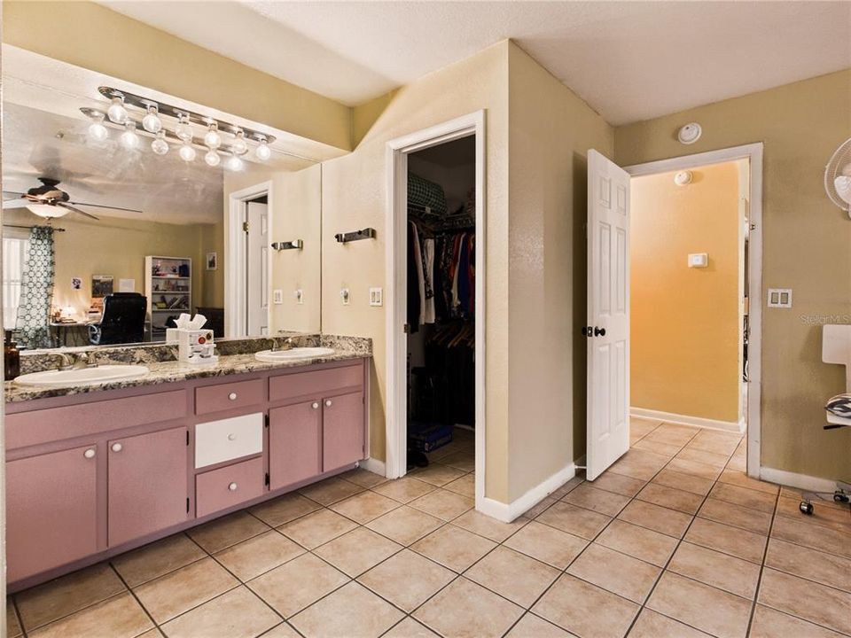 For Sale: $279,900 (3 beds, 3 baths, 2042 Square Feet)