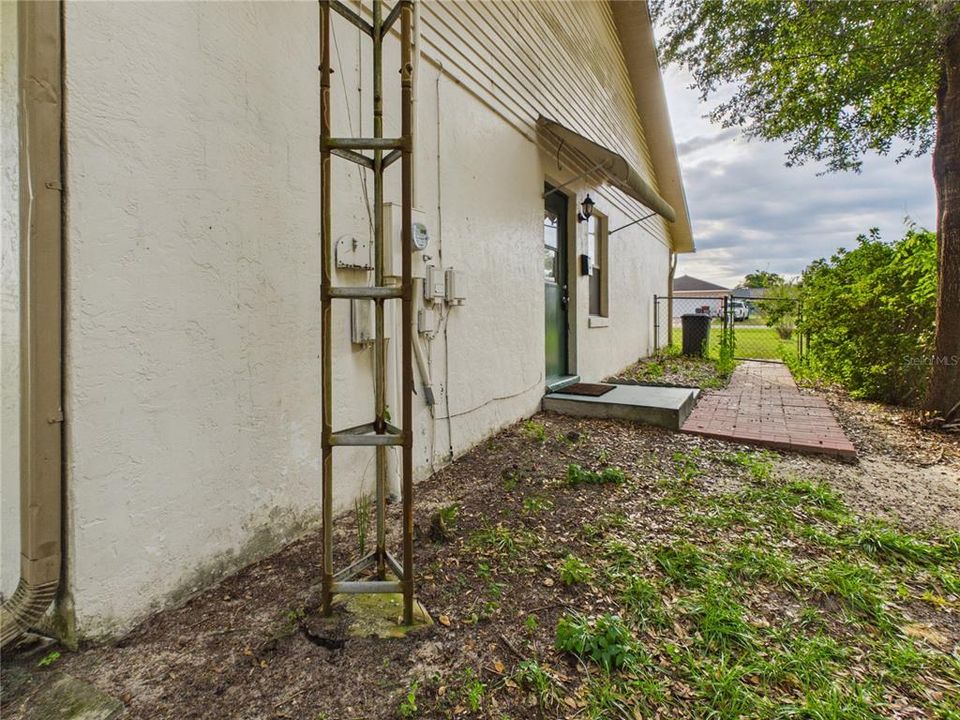 For Sale: $279,900 (3 beds, 3 baths, 2042 Square Feet)