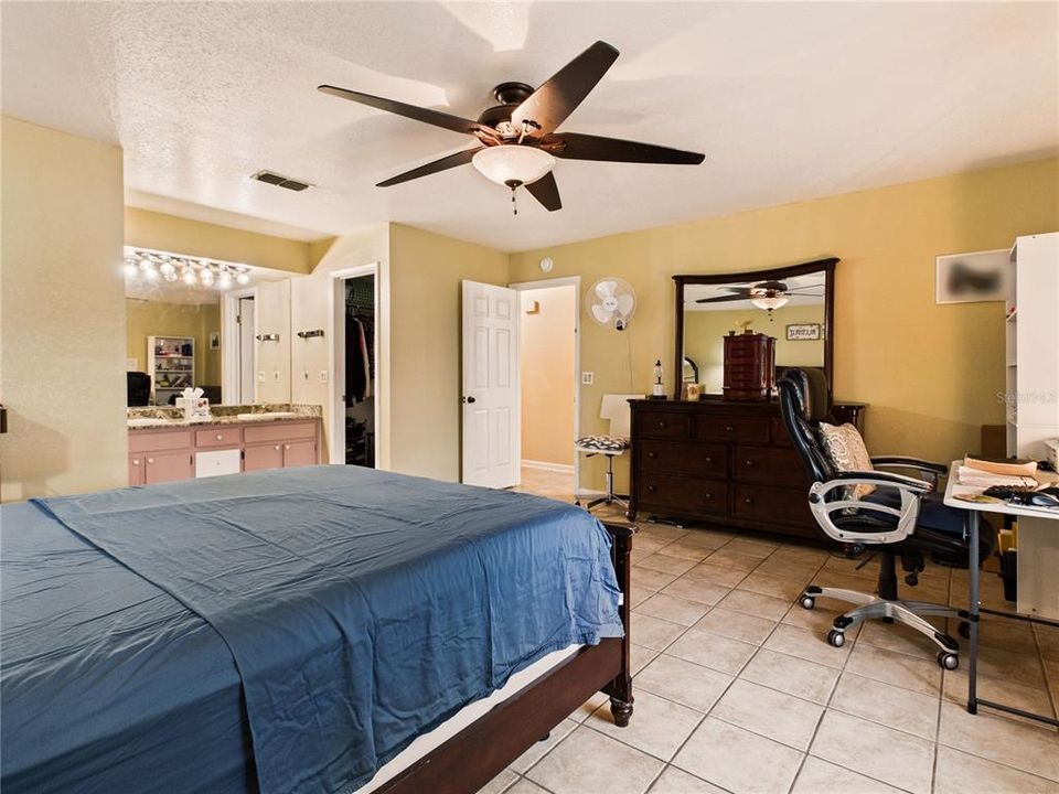 For Sale: $279,900 (3 beds, 3 baths, 2042 Square Feet)
