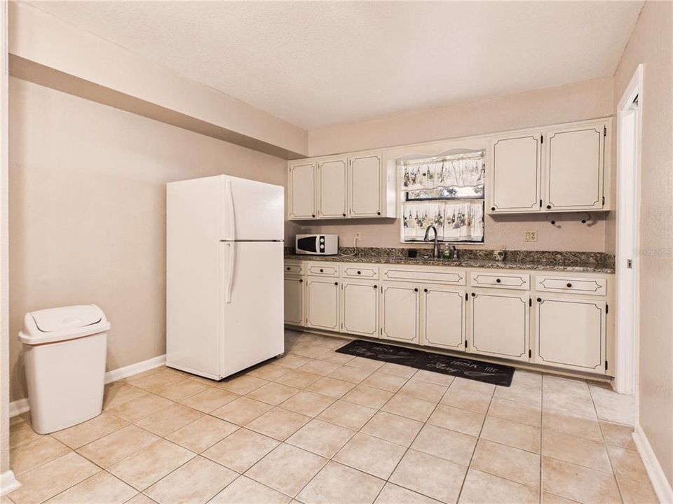 For Sale: $279,900 (3 beds, 3 baths, 2042 Square Feet)