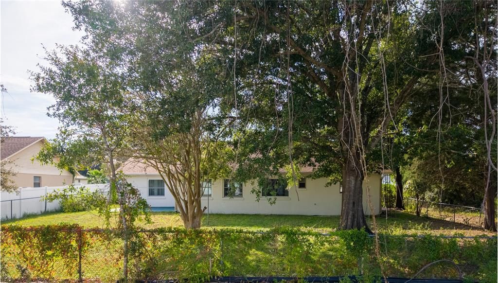 For Sale: $279,900 (3 beds, 3 baths, 2042 Square Feet)