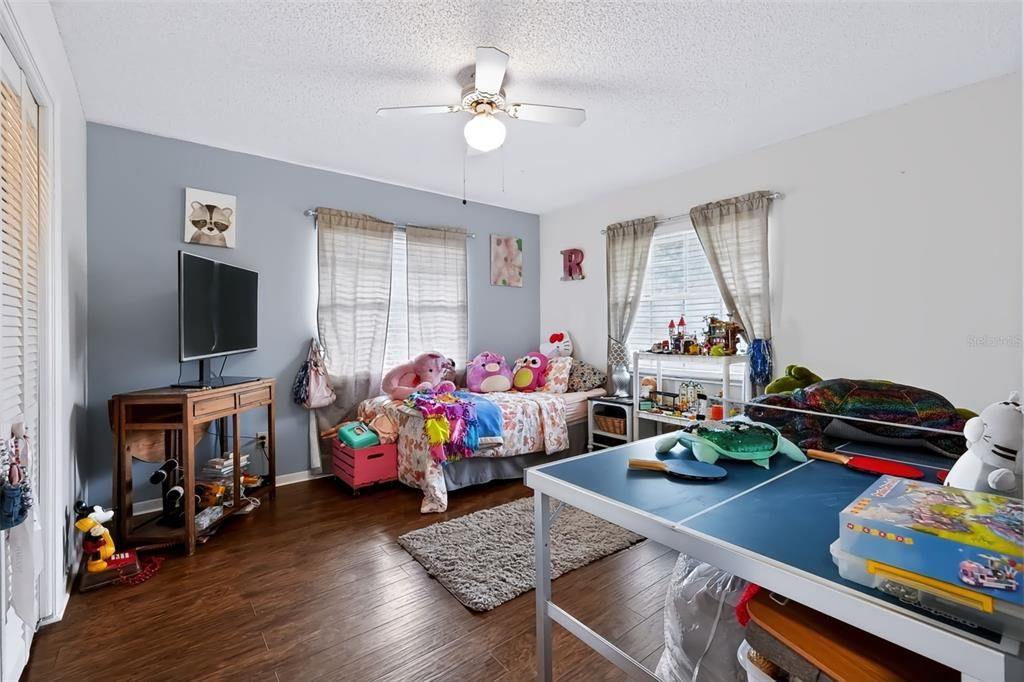 En Venta: $335,000 (3 camas, 2 baños, 1994 Pies cuadrados)