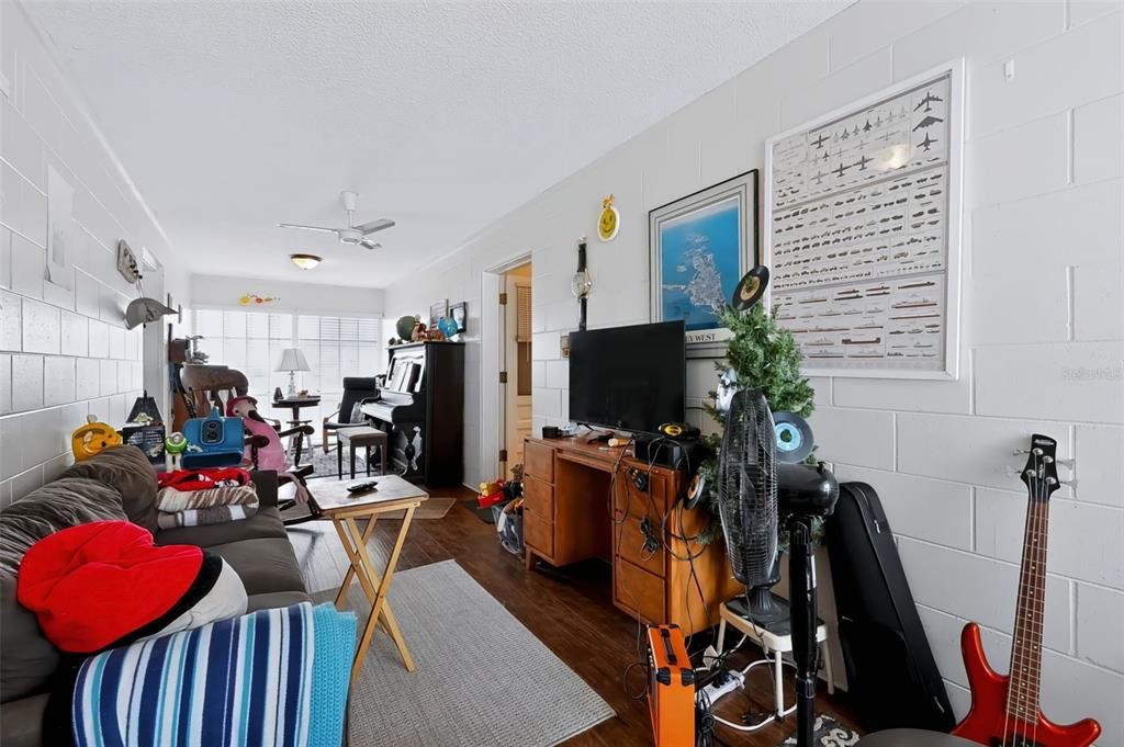 En Venta: $335,000 (3 camas, 2 baños, 1994 Pies cuadrados)