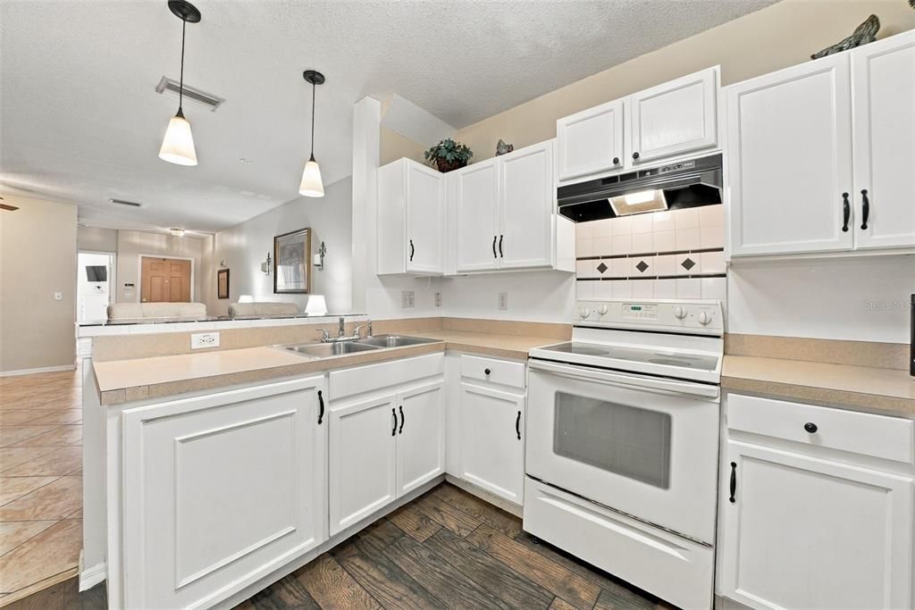 For Sale: $225,000 (3 beds, 3 baths, 1412 Square Feet)