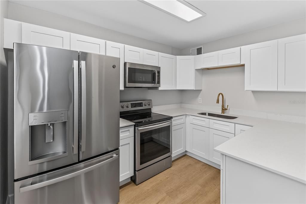 For Rent: $2,300 (2 beds, 1 baths, 787 Square Feet)