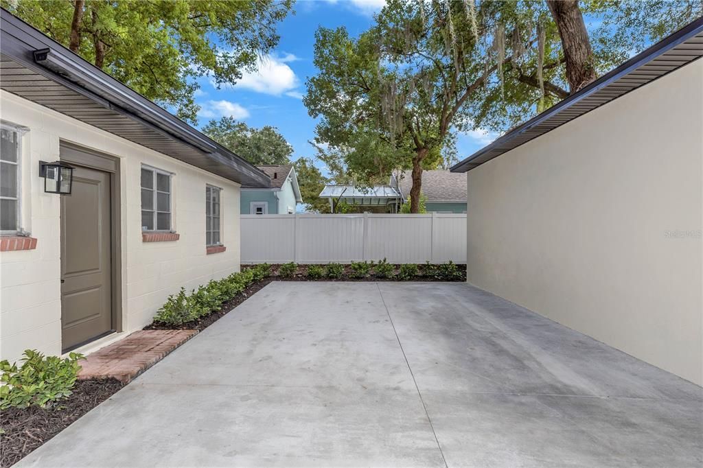 For Rent: $2,300 (2 beds, 1 baths, 787 Square Feet)