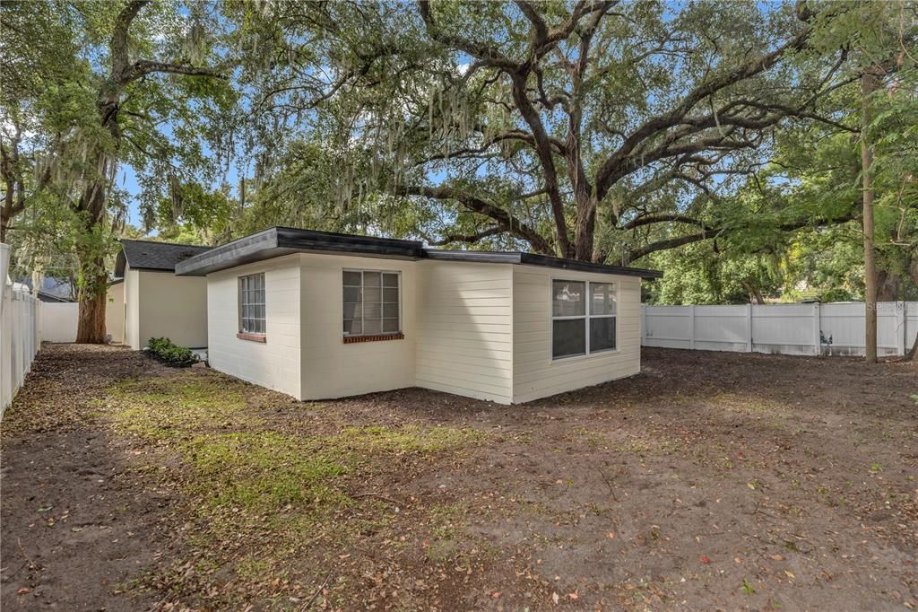 For Rent: $2,300 (2 beds, 1 baths, 787 Square Feet)