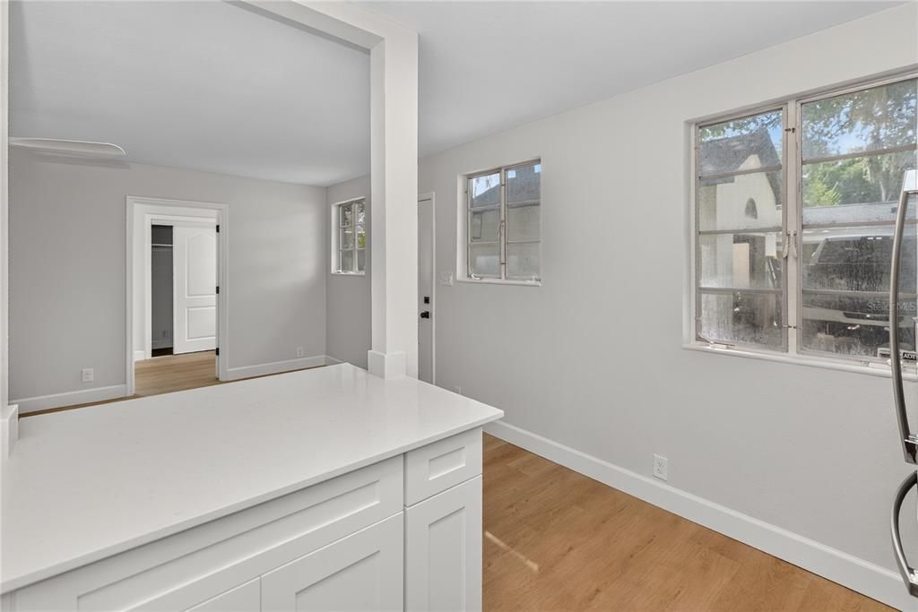 For Rent: $2,300 (2 beds, 1 baths, 787 Square Feet)