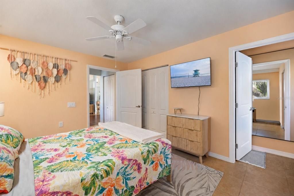 For Sale: $540,000 (2 beds, 2 baths, 1300 Square Feet)