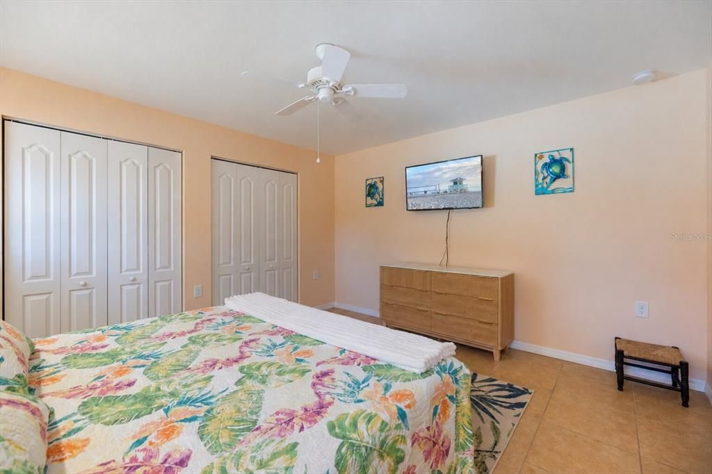 For Sale: $540,000 (2 beds, 2 baths, 1300 Square Feet)
