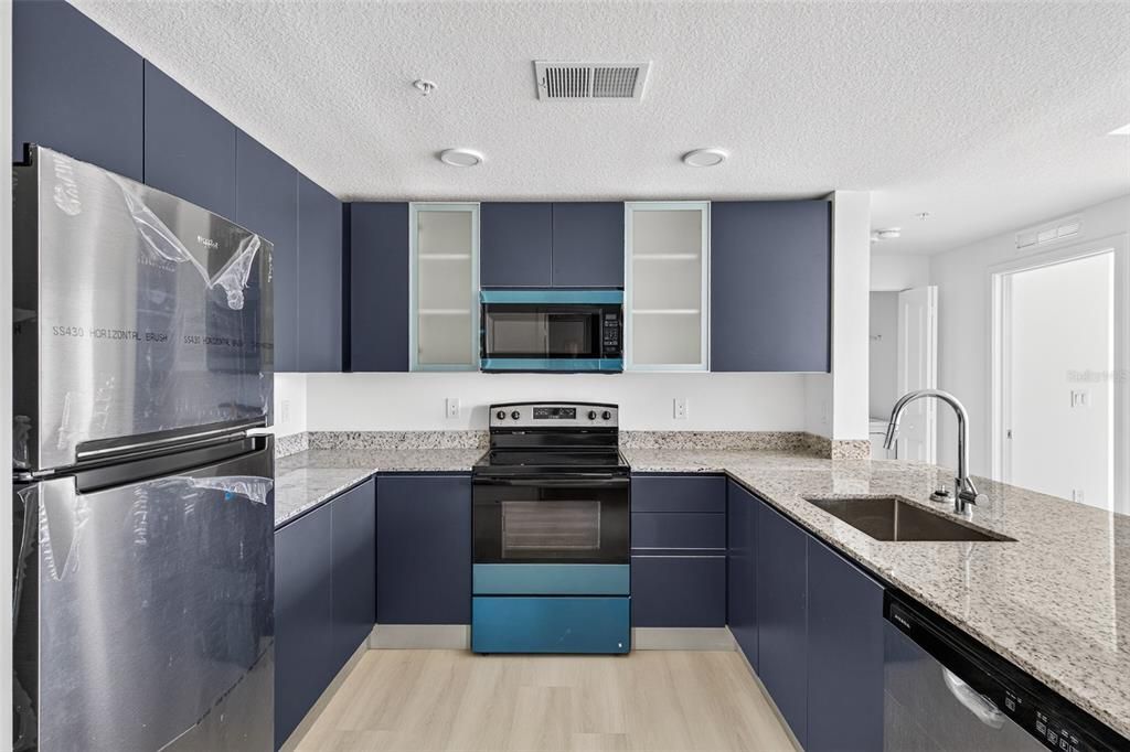 For Sale: $305,000 (2 beds, 2 baths, 1023 Square Feet)