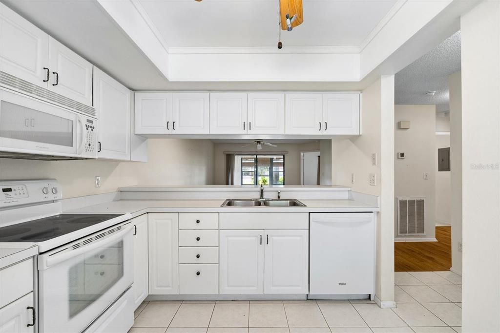 На продажу: $145,000 (2 спален, 2 ванн, 1075 Квадратных фут)
