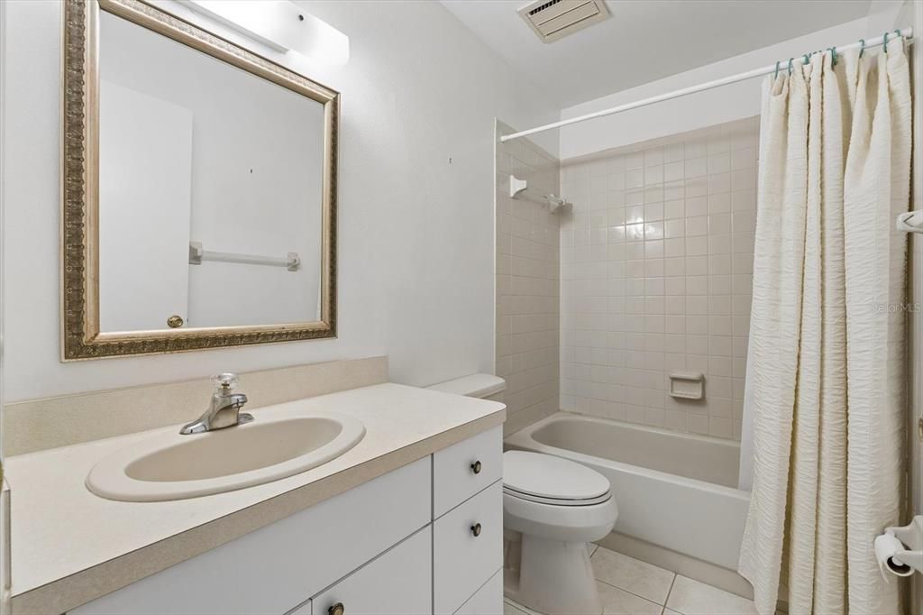 На продажу: $145,000 (2 спален, 2 ванн, 1075 Квадратных фут)
