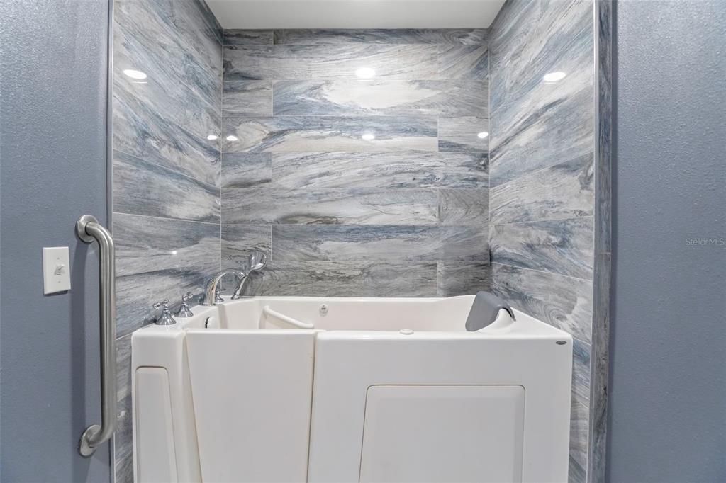For Sale: $839,900 (3 beds, 3 baths, 2491 Square Feet)