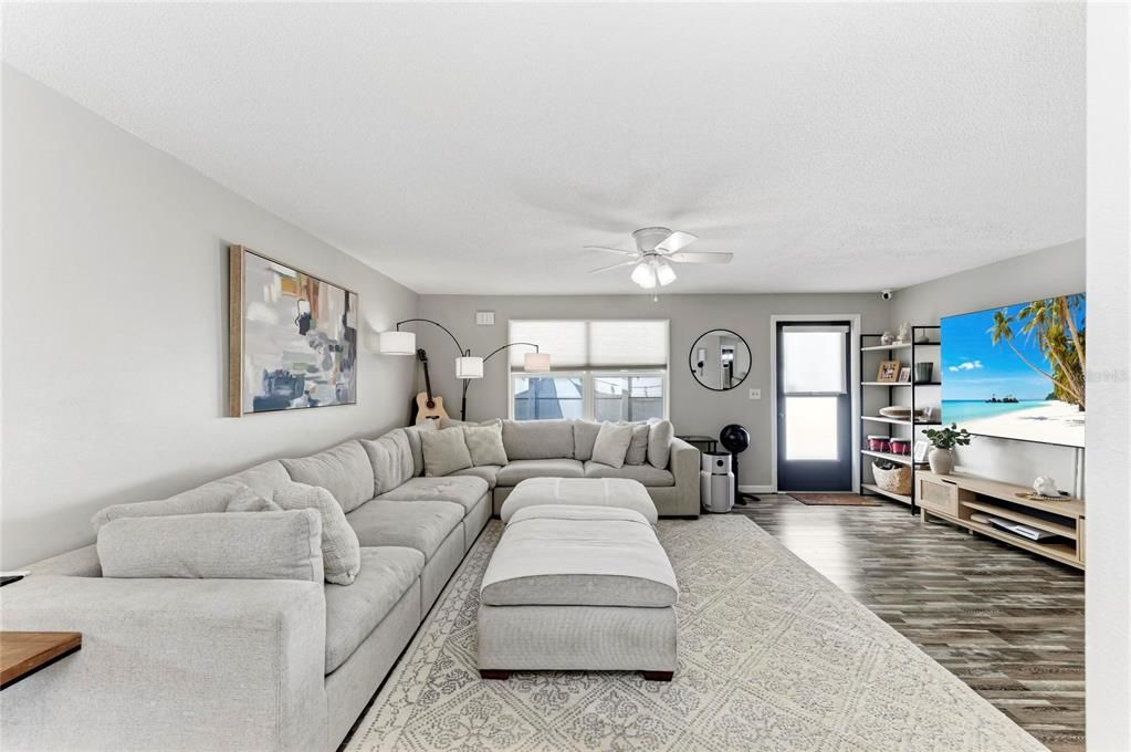 For Sale: $429,000 (2 beds, 1 baths, 1318 Square Feet)