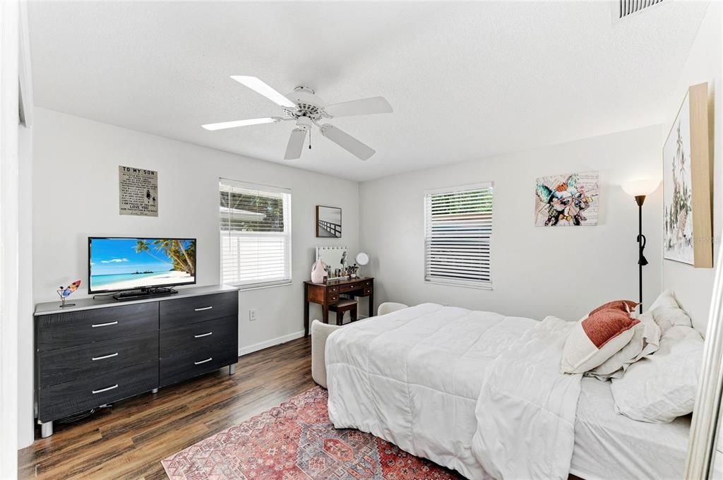 For Sale: $429,000 (2 beds, 1 baths, 1318 Square Feet)