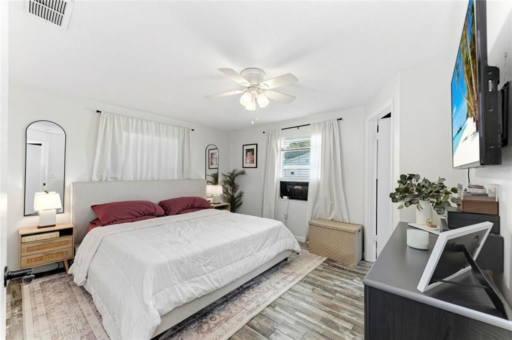 For Sale: $429,000 (2 beds, 1 baths, 1318 Square Feet)