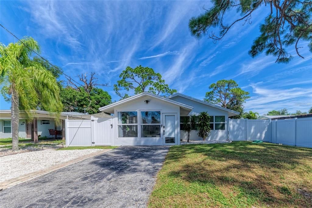 For Sale: $429,000 (2 beds, 1 baths, 1318 Square Feet)