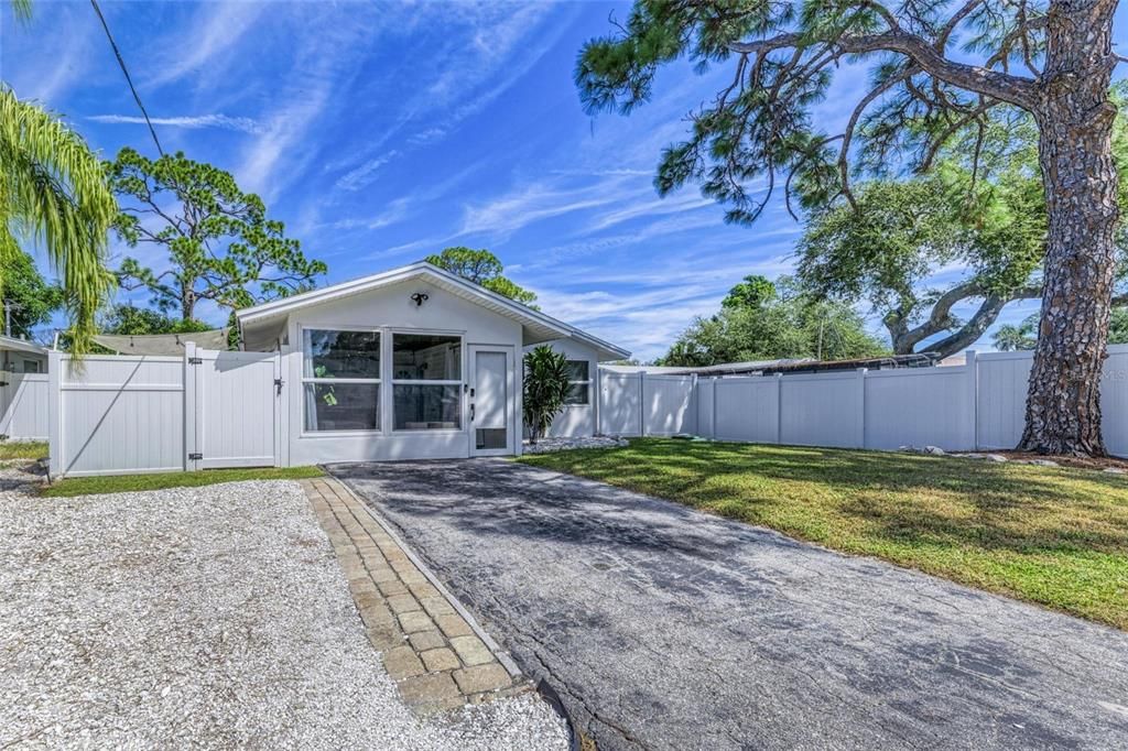 For Sale: $429,000 (2 beds, 1 baths, 1318 Square Feet)