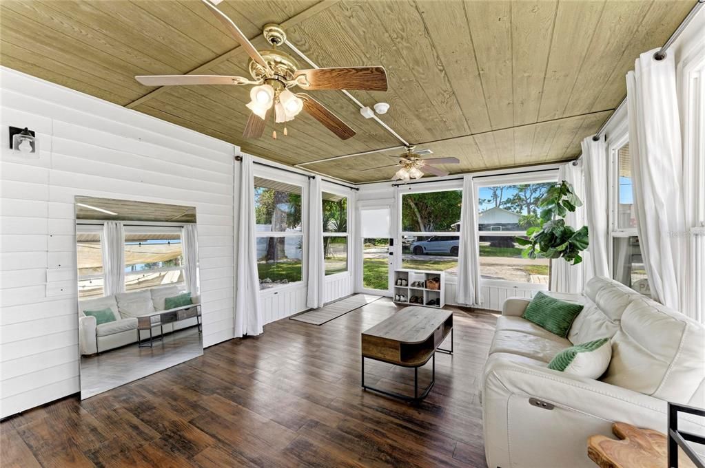 For Sale: $429,000 (2 beds, 1 baths, 1318 Square Feet)