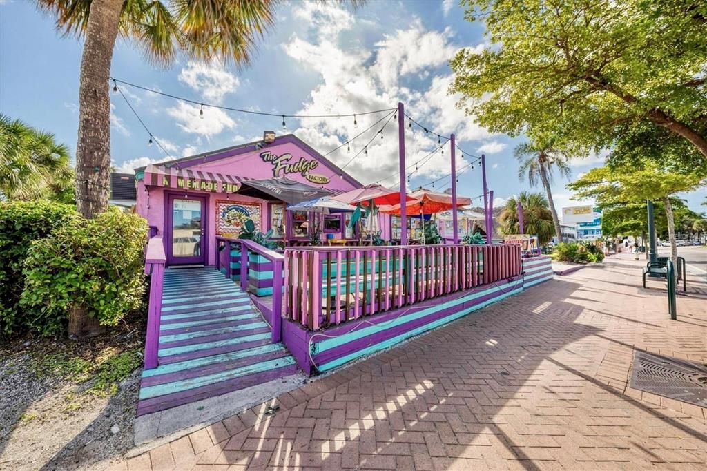 For Sale: $429,000 (2 beds, 1 baths, 1318 Square Feet)