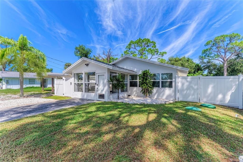 For Sale: $429,000 (2 beds, 1 baths, 1318 Square Feet)