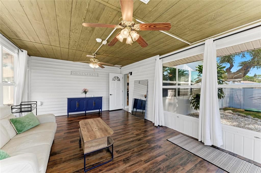 For Sale: $429,000 (2 beds, 1 baths, 1318 Square Feet)