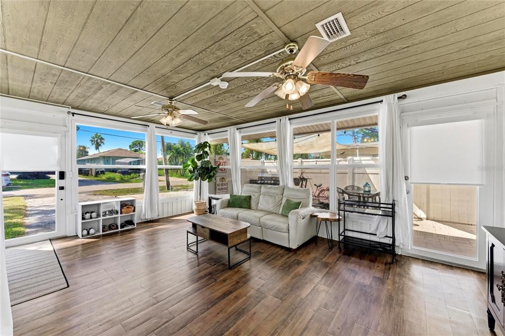 For Sale: $429,000 (2 beds, 1 baths, 1318 Square Feet)