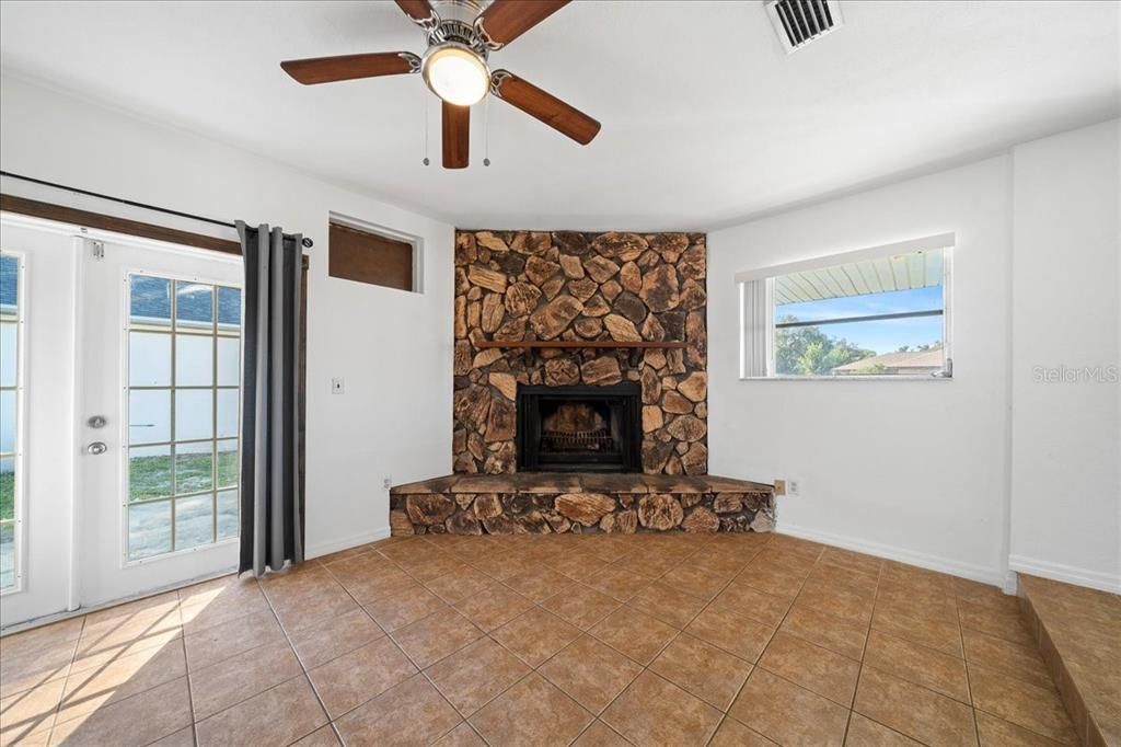 For Sale: $239,900 (3 beds, 2 baths, 1404 Square Feet)