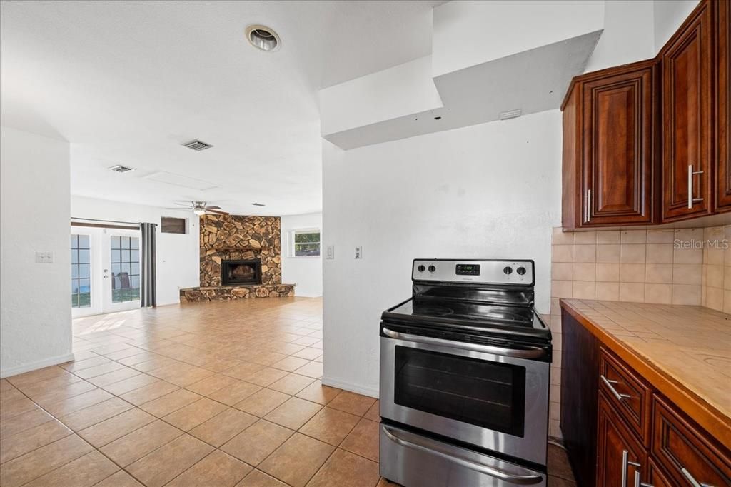 For Sale: $239,900 (3 beds, 2 baths, 1404 Square Feet)