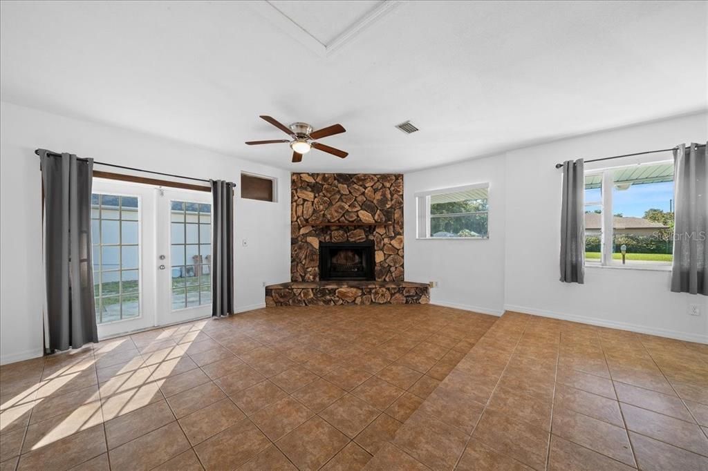 For Sale: $239,900 (3 beds, 2 baths, 1404 Square Feet)
