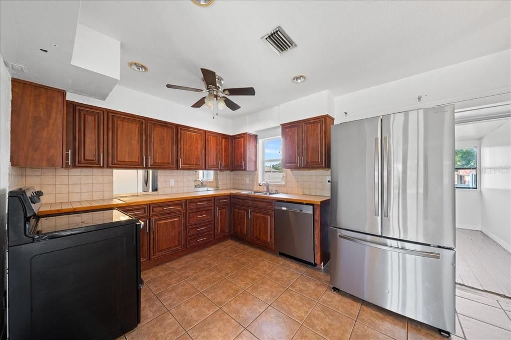 For Sale: $239,900 (3 beds, 2 baths, 1404 Square Feet)