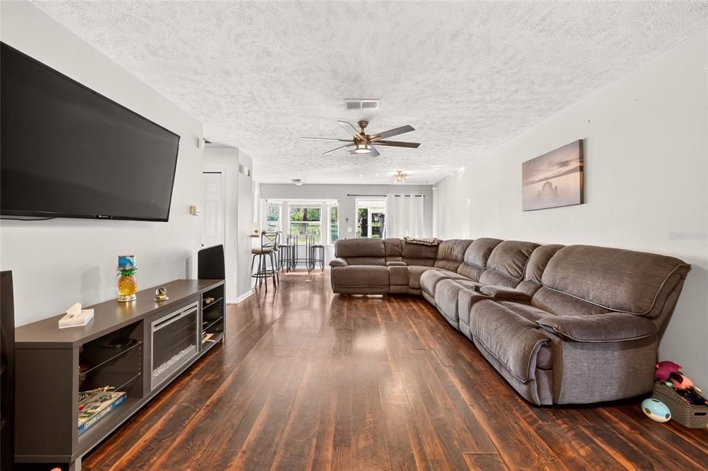For Sale: $230,000 (2 beds, 2 baths, 1354 Square Feet)