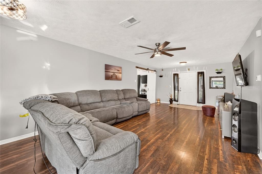 For Sale: $230,000 (2 beds, 2 baths, 1354 Square Feet)