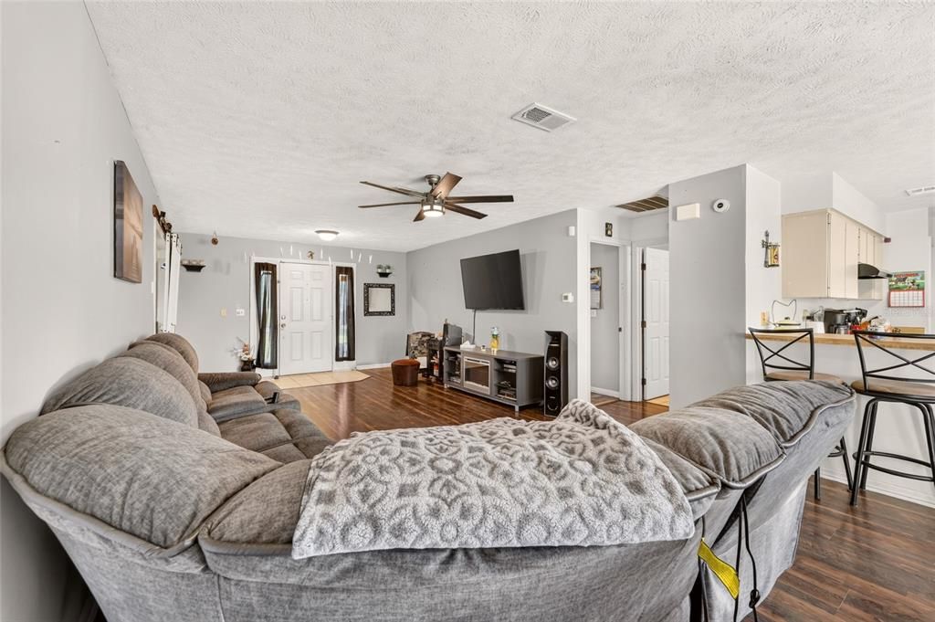 For Sale: $230,000 (2 beds, 2 baths, 1354 Square Feet)