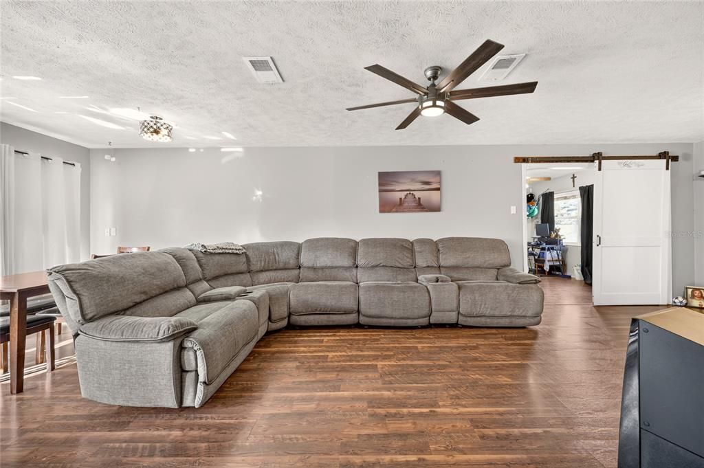 For Sale: $230,000 (2 beds, 2 baths, 1354 Square Feet)