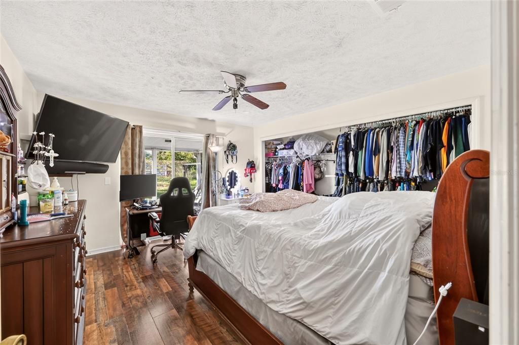 For Sale: $230,000 (2 beds, 2 baths, 1354 Square Feet)