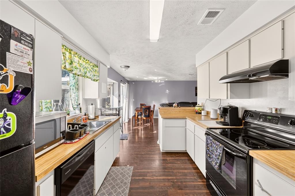 For Sale: $230,000 (2 beds, 2 baths, 1354 Square Feet)