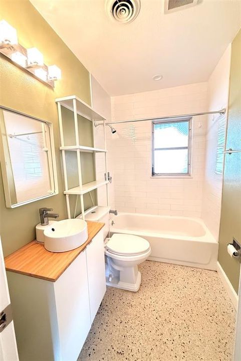 En Venta: $379,900 (4 camas, 3 baños, 1421 Pies cuadrados)